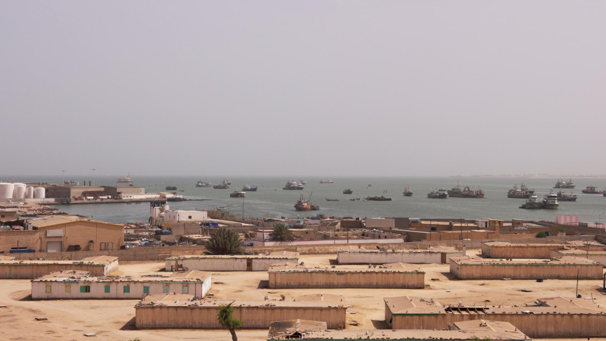 El horizonte de Nouadhibou se distingue por su tráfico portuario, que denota la gran actividad marítima en la ciudad.
